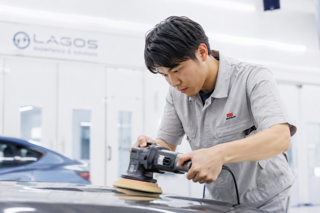 研磨・仕上げ作業の様子